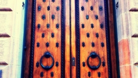 Reminds me of all the cool doors in Dublin Ireland... I wonder where it leads... 