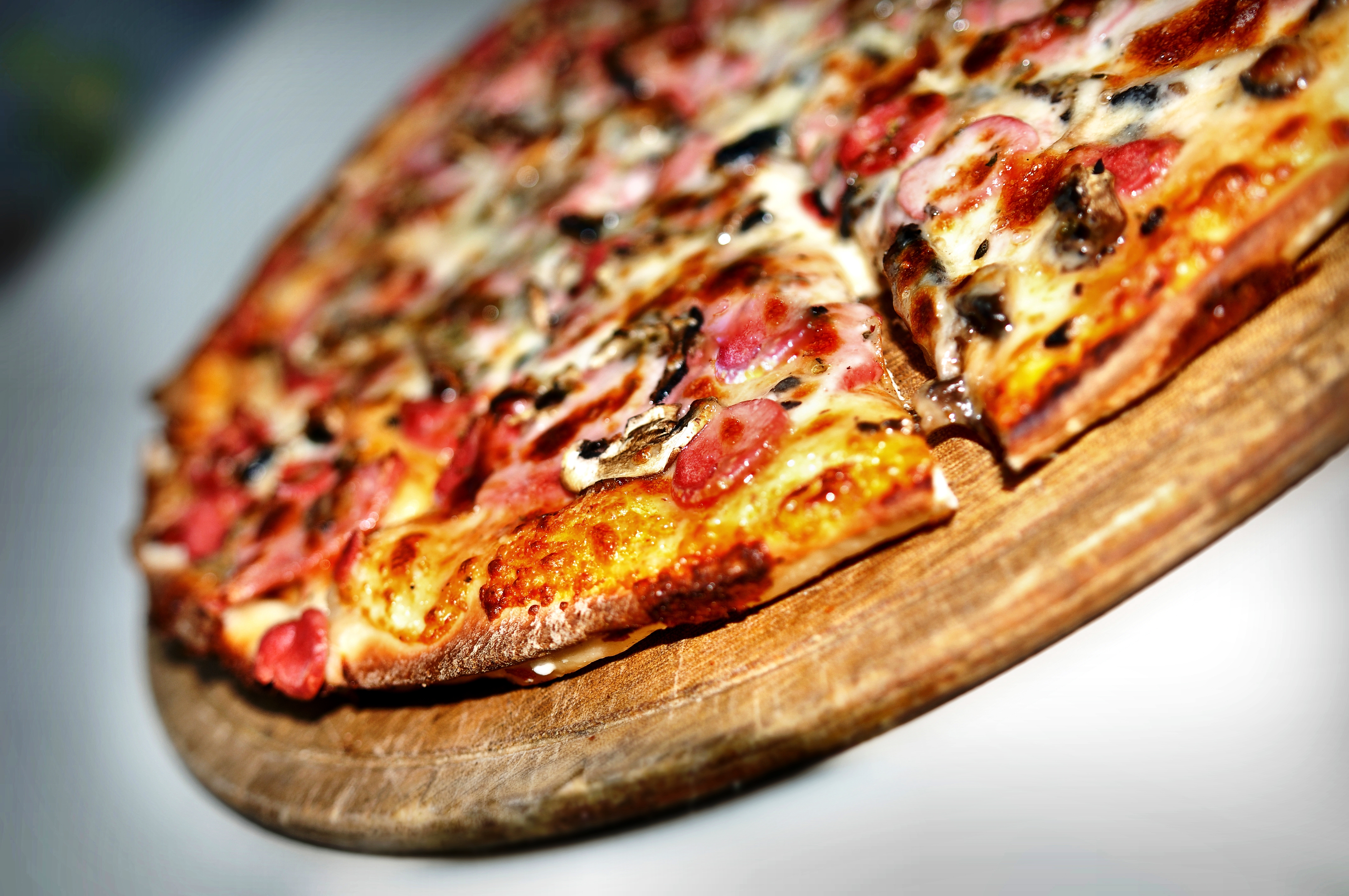 Пицца реди. Корочка пиццы. Вытянутая пицца. Пицца с разными начинками. Пицца на лепешке.
